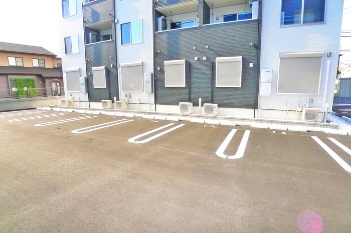 物件外観写真6　(駐車場)