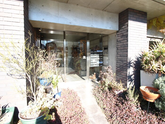 物件外観写真2　(エントランス部分)