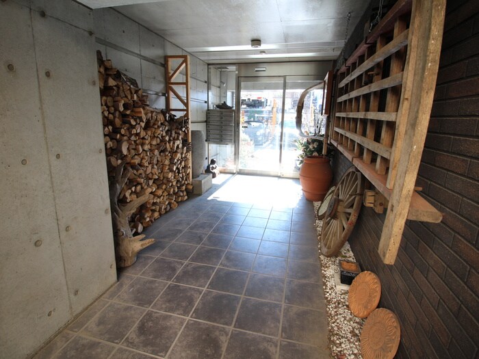 物件外観写真3　(エントランス部分)