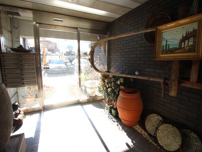 物件外観写真6　(エントランス部分)