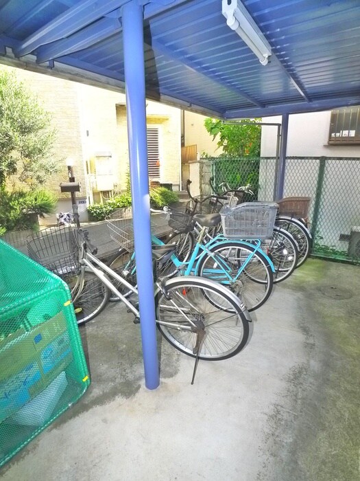 物件外観写真2　(駐輪場)