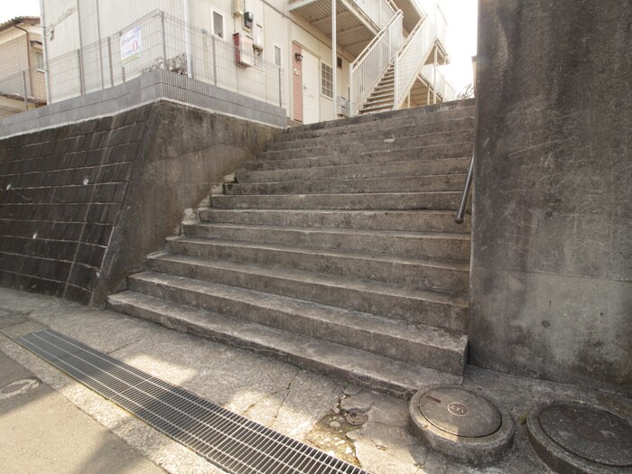 物件外観写真5　(エントランス部分)