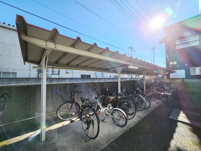 物件外観写真4　(駐輪場)