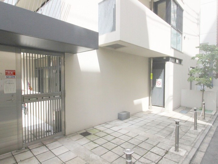 物件外観写真2　(エントランス部分)