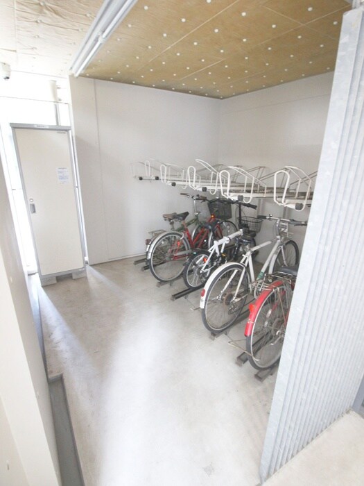 物件外観写真4　(駐輪場)