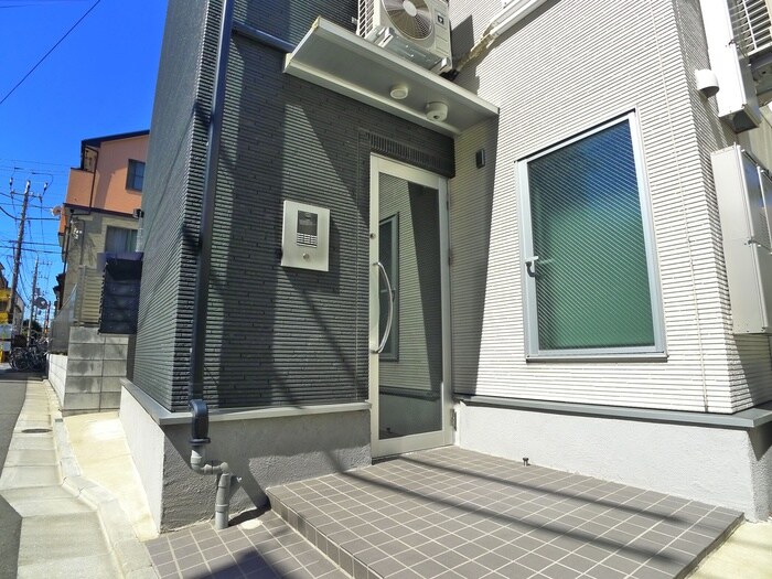 物件外観写真3　(エントランス部分)