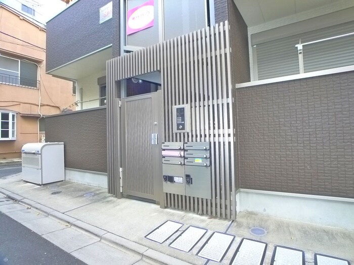 物件外観写真3　(エントランス部分)