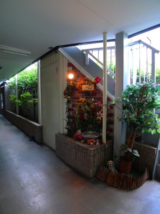 物件外観写真2　(エントランス部分)