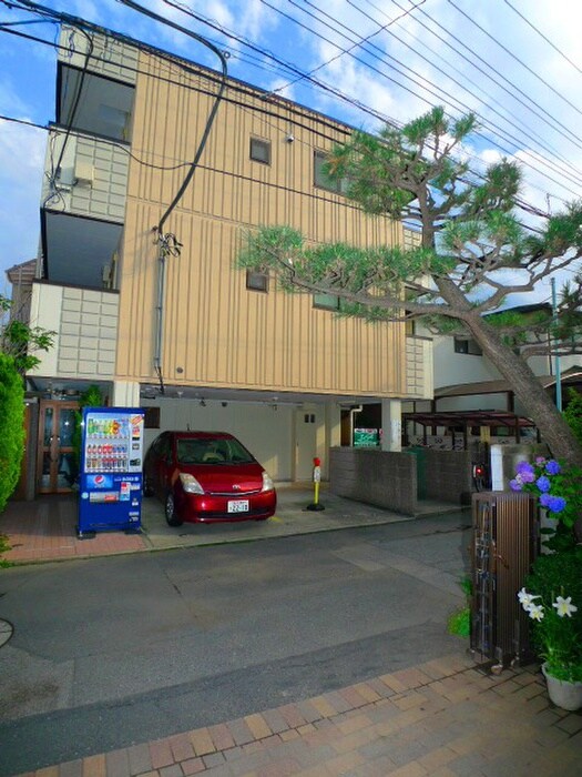 物件外観写真3　(駐車場)