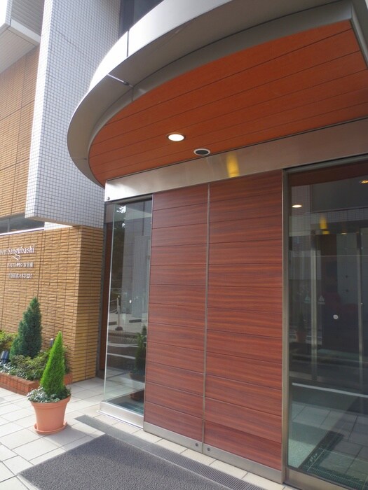 物件外観写真4　(エントランス部分)