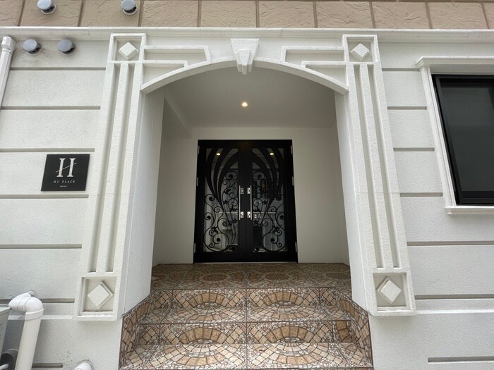 物件外観写真3　(エントランス部分)