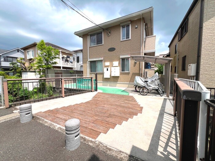 物件外観写真2　(エントランス部分)