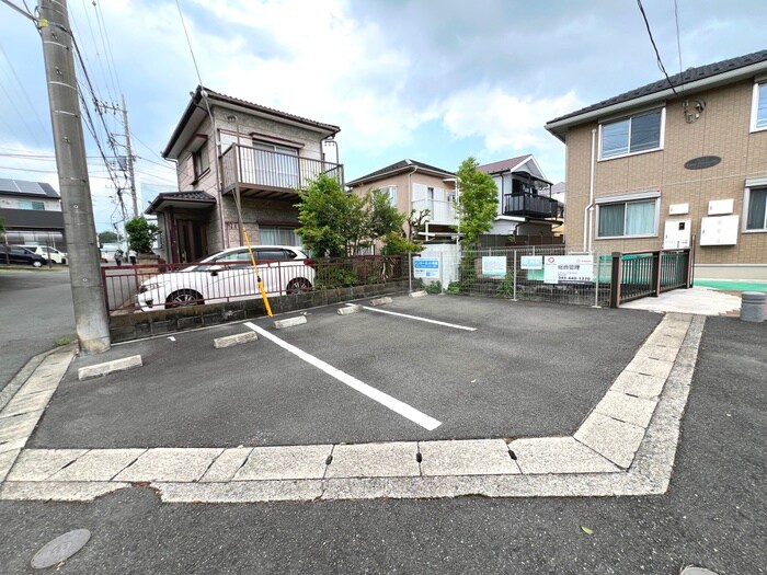 物件外観写真4　(駐車場)