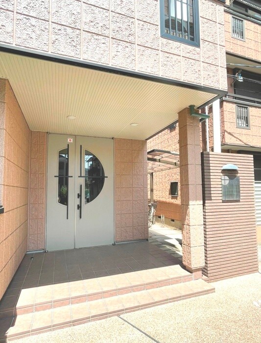 物件外観写真2　(エントランス部分)