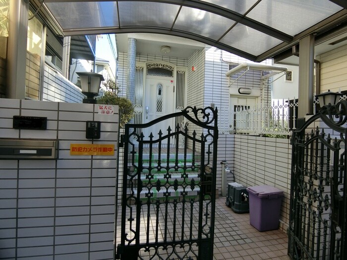 物件外観写真2　(エントランス部分)