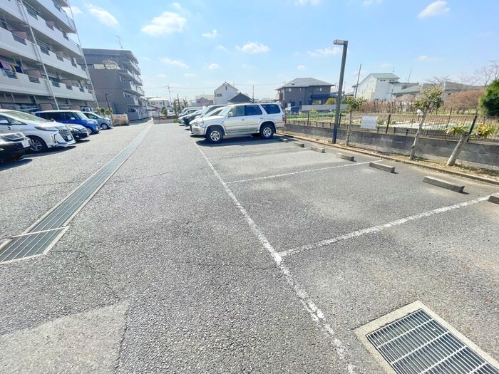物件外観写真6　(駐車場)