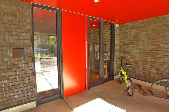 物件外観写真3　(エントランス部分)