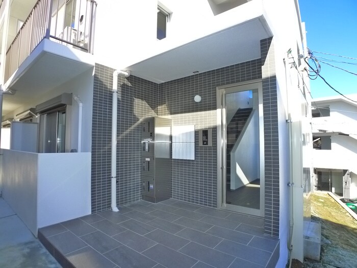 物件外観写真6　(エントランス部分)