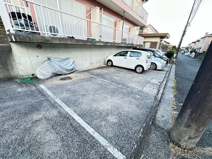 物件外観写真3　(駐車場)