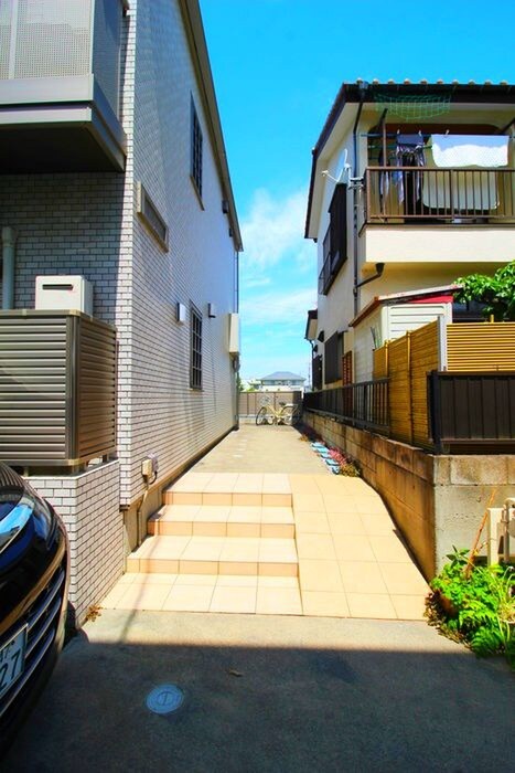 物件外観写真2　(エントランス部分)