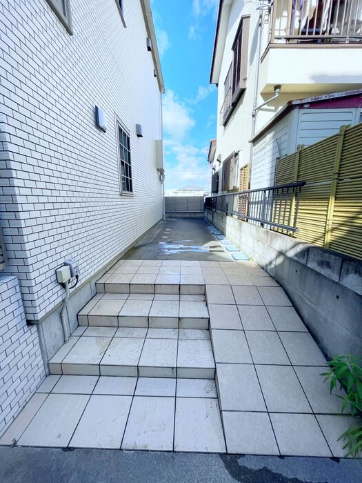 物件外観写真3　(エントランス部分)