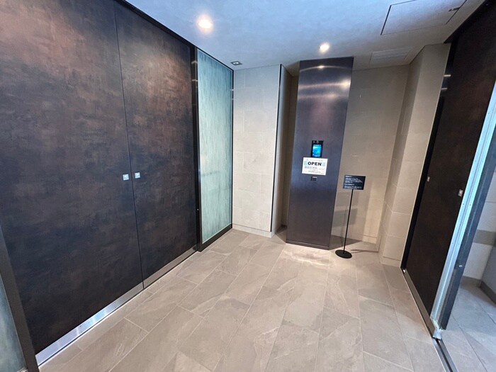 物件外観写真4　(エントランス部分)