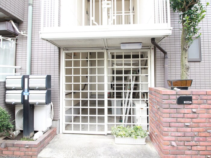 物件外観写真2　(エントランス部分)