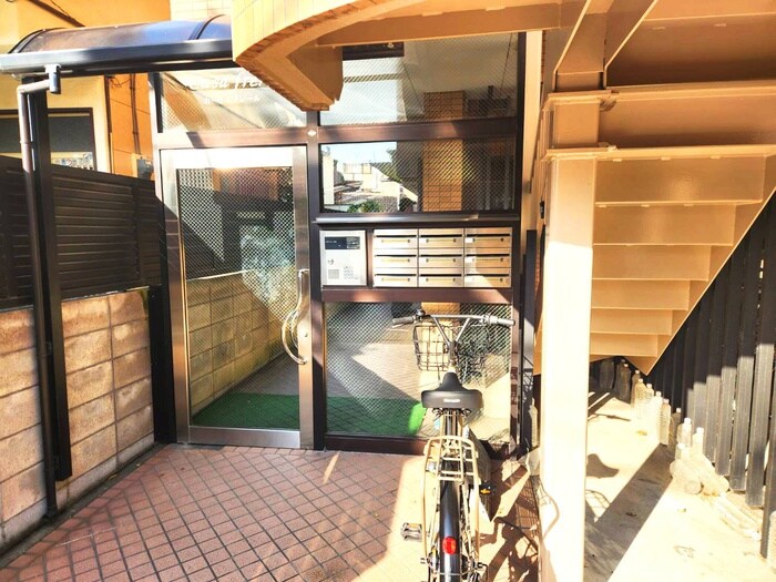 物件外観写真4　(エントランス部分)
