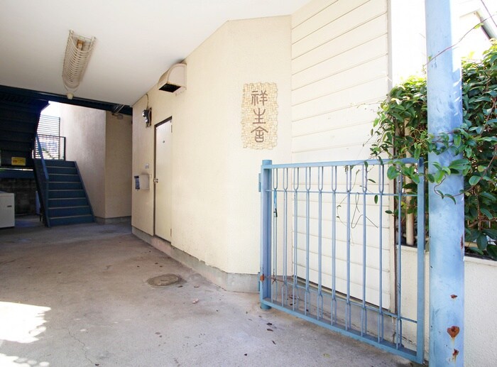 物件外観写真3　(エントランス部分)