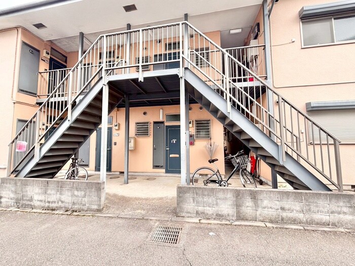 物件外観写真2　(エントランス部分)