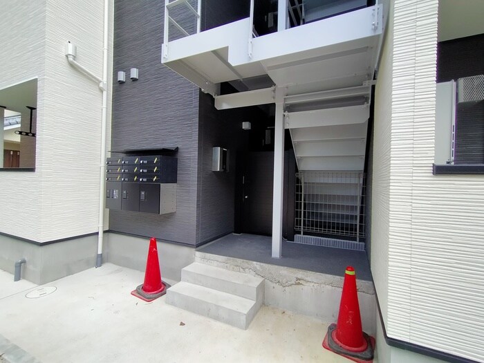 物件外観写真4　(エントランス部分)