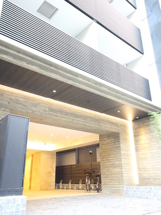 物件外観写真2　(エントランス部分)