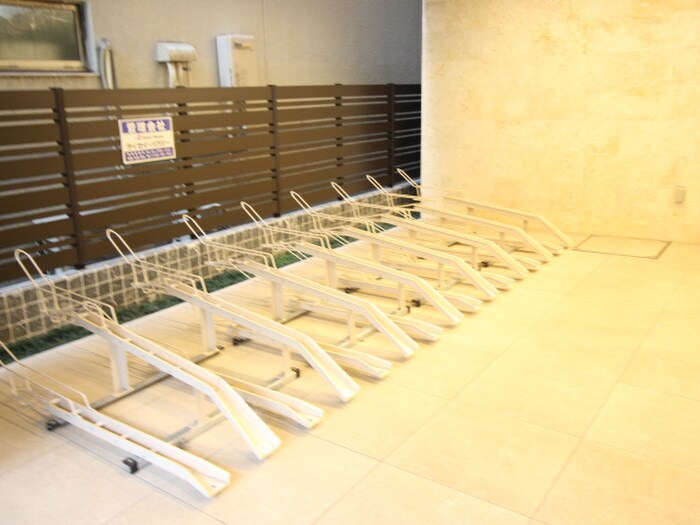 物件外観写真4　(駐輪場)