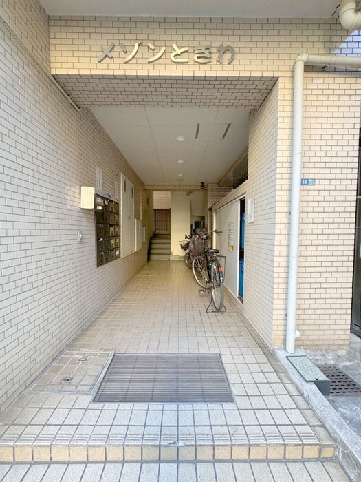 物件外観写真2　(エントランス部分)