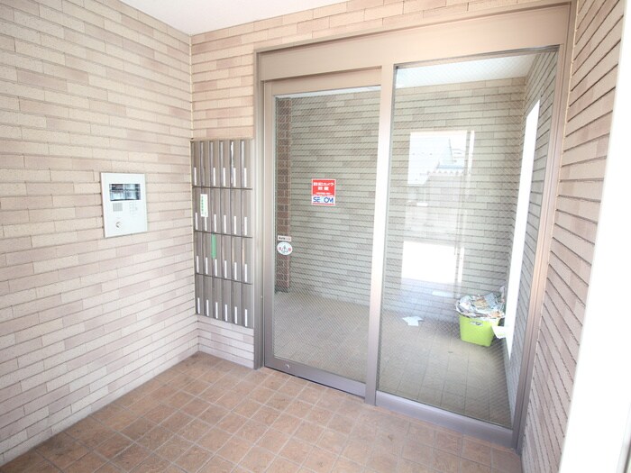 物件外観写真6　(エントランス部分)