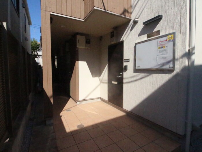 物件外観写真2　(エントランス部分)