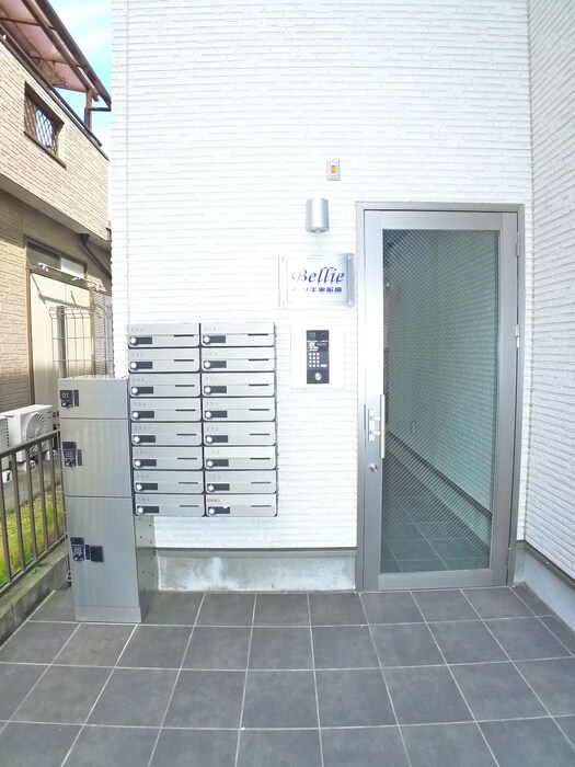 物件外観写真5　(エントランス部分)