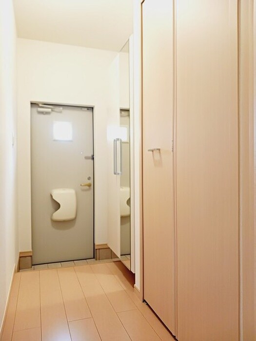 物件内観写真9　(玄関)