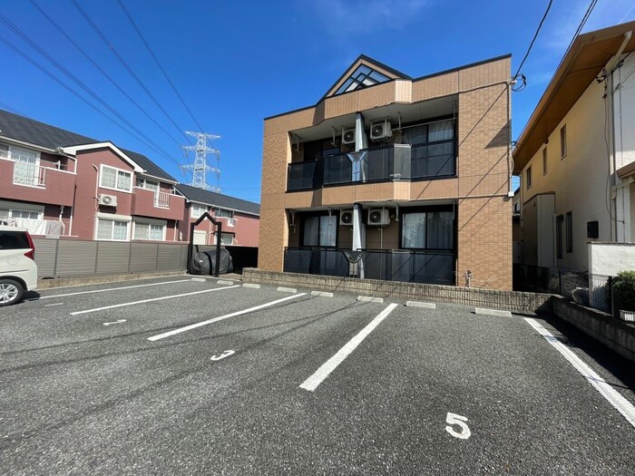 物件外観写真2　(駐車場)