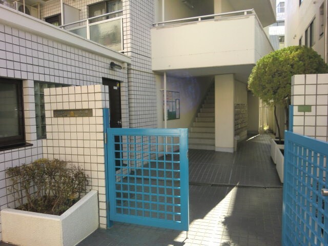 物件外観写真3　(エントランス部分)