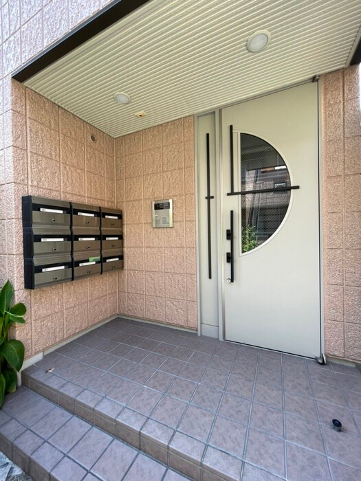 物件外観写真2　(エントランス部分)