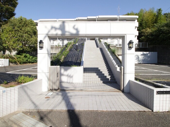 物件外観写真2　(エントランス部分)