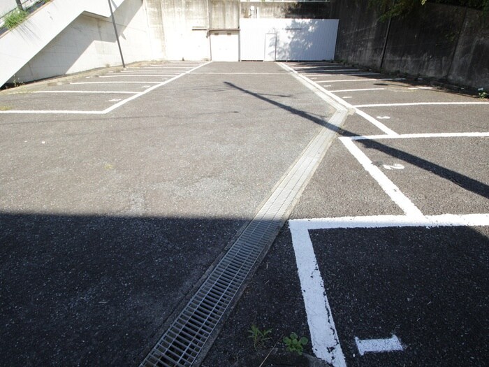 物件外観写真3　(駐車場)