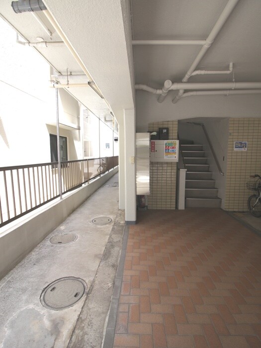 物件外観写真3　(エントランス部分)