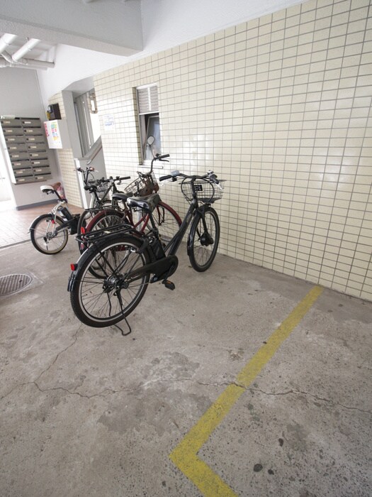 物件外観写真4　(駐輪場)