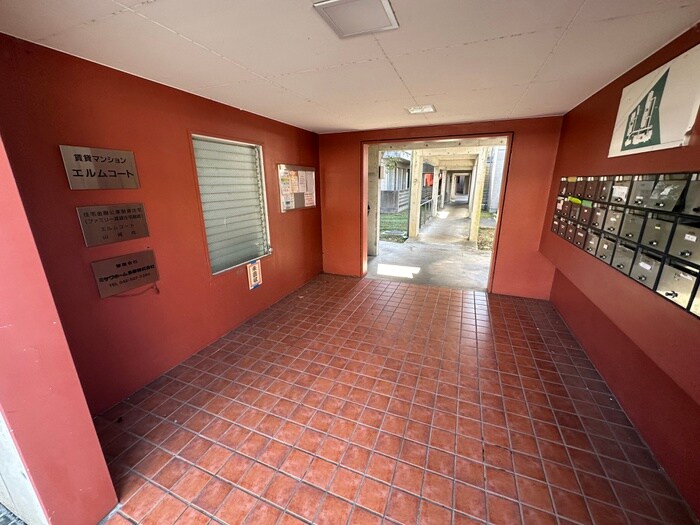 物件外観写真3　(エントランス部分)