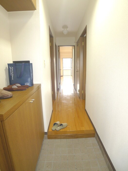 物件内観写真4　(玄関)