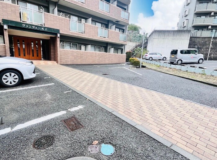 物件外観写真5　(駐車場)
