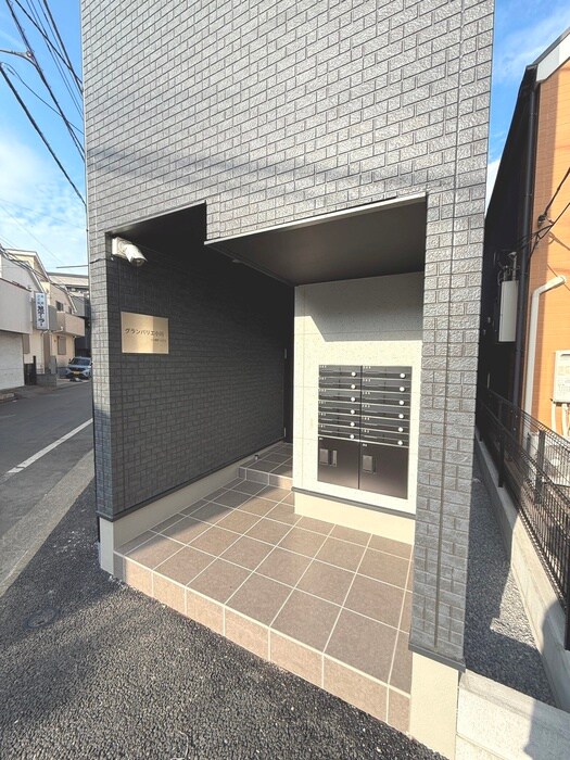 物件外観写真3　(エントランス部分)