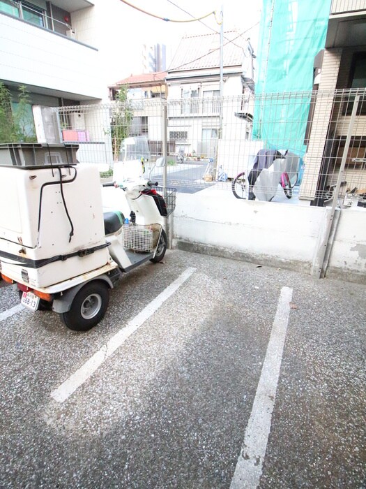 物件外観写真5　(バイク置き場)